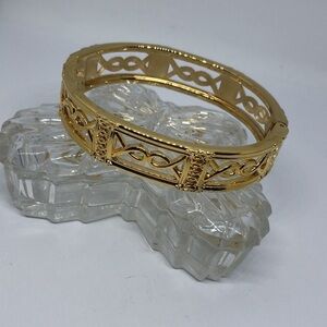 VINTAGE antique style gold tone hinge bracelet costume jewelry